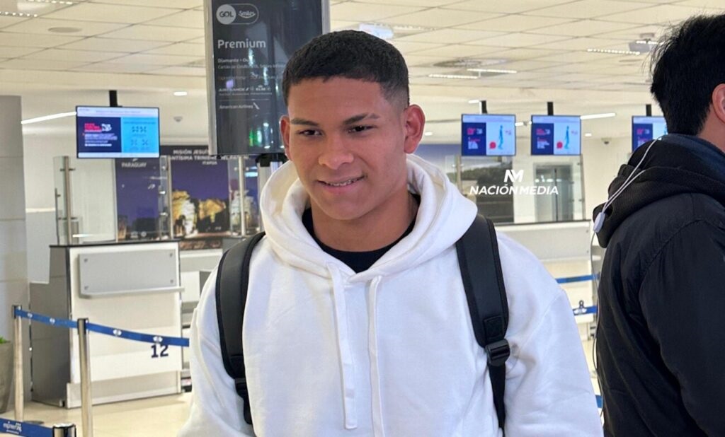 Diego Leon phấn khích trước khi lên máy bay, chính thức gia nhập MU