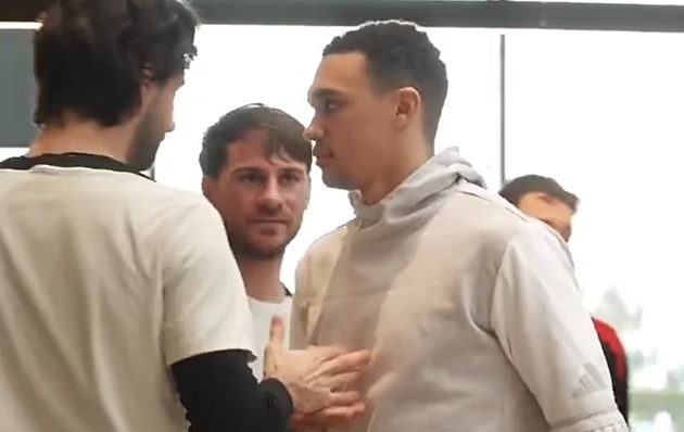 Alexander-Arnold trở lại sân tập Liverpool giữa tin đồn sang Real