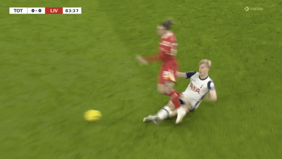 Arne Slot bất bình với trọng tài sau trận thua Tottenham