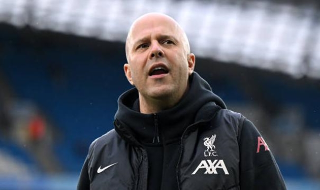 Arne Slot bất ngờ xin lỗi dàn sao Liverpool vì 1 lý do