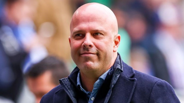 Arne Slot đáp trả những mỉa mai về “cơn mưa tiền” mua sắm của Liverpool