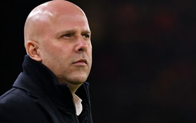 Arne Slot giải thích việc thay Ryan Gravenberch ngay sau hiệp 1