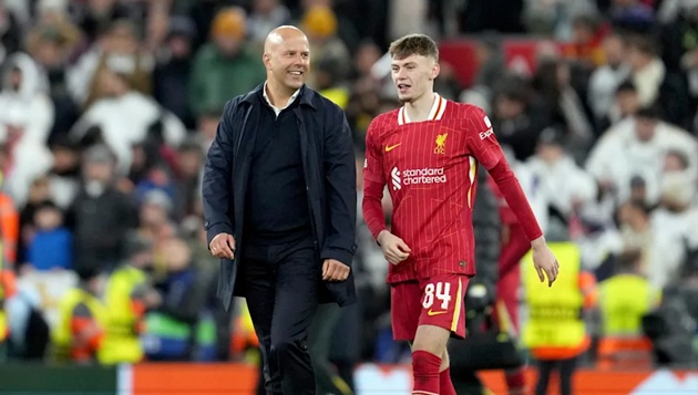 Arne Slot vui mừng khi Salah và Van Dijk tiếp tục gắn bó với Liverpool