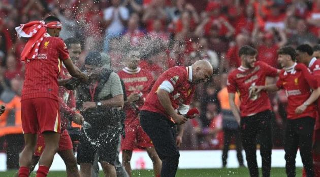 Liverpool ăn mừng chức vô địch nước Anh lần thứ 20 đầy cuồng nhiệt