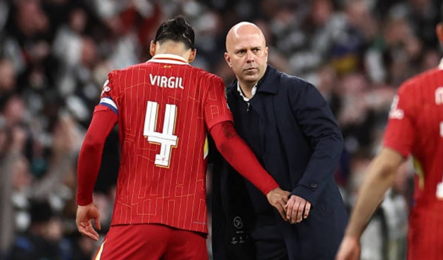 Liverpool vỡ mộng ăn 2, Slot đã sai ở đâu?