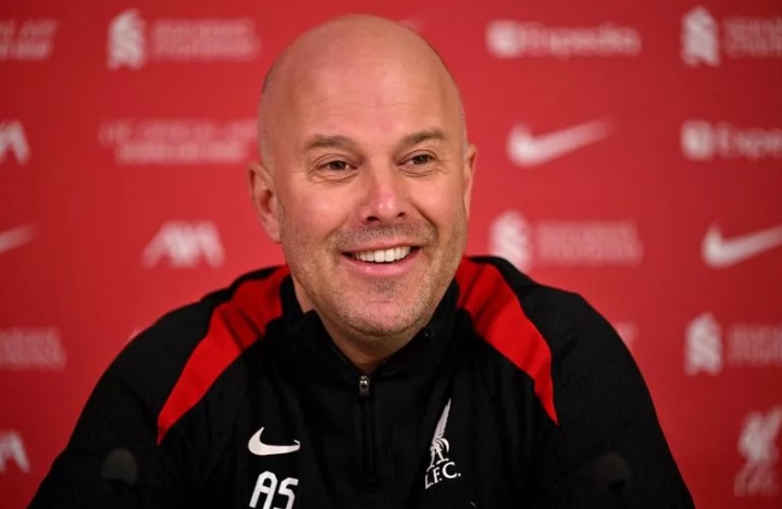 Người hâm mộ Liverpool phản ứng hài hước khi phát hiện tên thật của Arne Slot