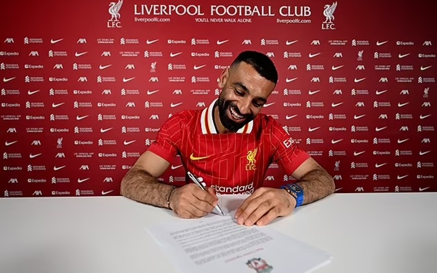 Salah khoe đồng hồ đắt giá trong ngày gia hạn hợp đồng