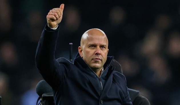 Slot bác bỏ tin đồn Van Dijk gia hạn