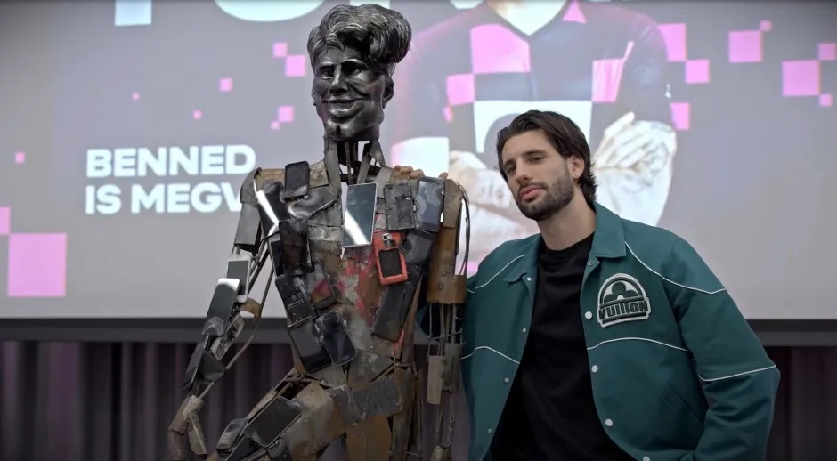 Szoboszlai sốc nặng khi chứng kiến bức tượng của chính mình