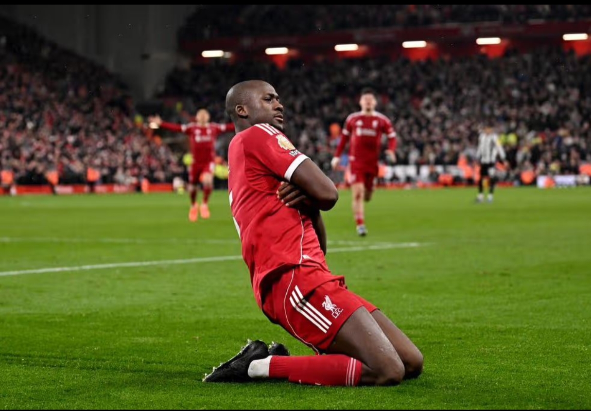 Arne Slot xúc động trước sự hy sinh của Konate