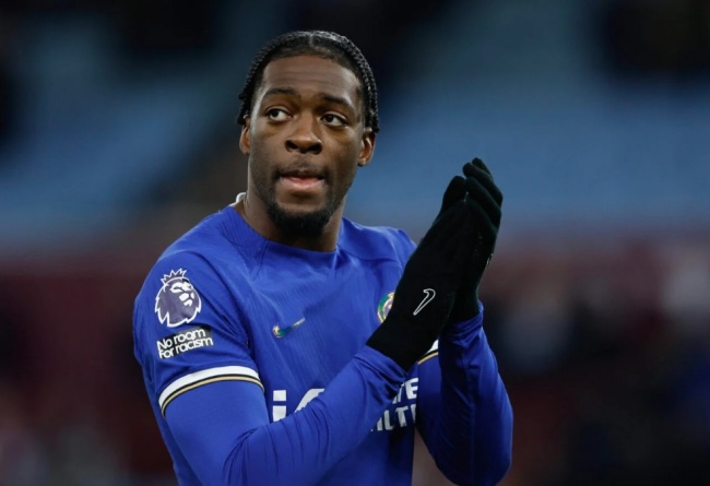 Paul Merson cảnh báo West Ham về cách dùng Axel Disasi