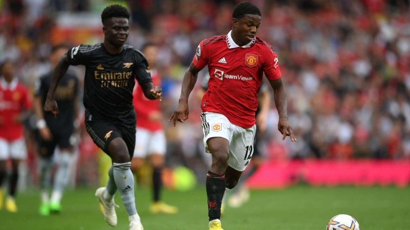 Sếp lớn can thiệp phút chót, sao MU phải trở về từ sân bay